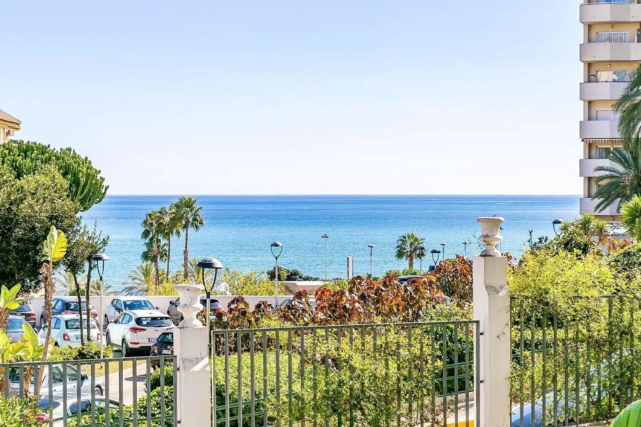 Beachfront Oasis: Sea View Apartment with Pool in Benalmadena