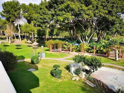 Beachfront Oasis: Sea View Apartment with Pool in Benalmadena