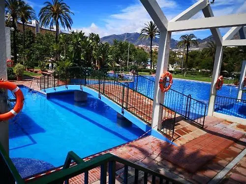 Beachfront Oasis: Sea View Apartment with Pool in Benalmadena