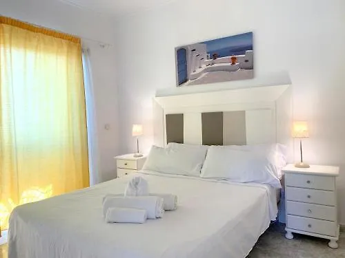 Beachfront Oasis: Sea View Apartment with Pool in Benalmadena