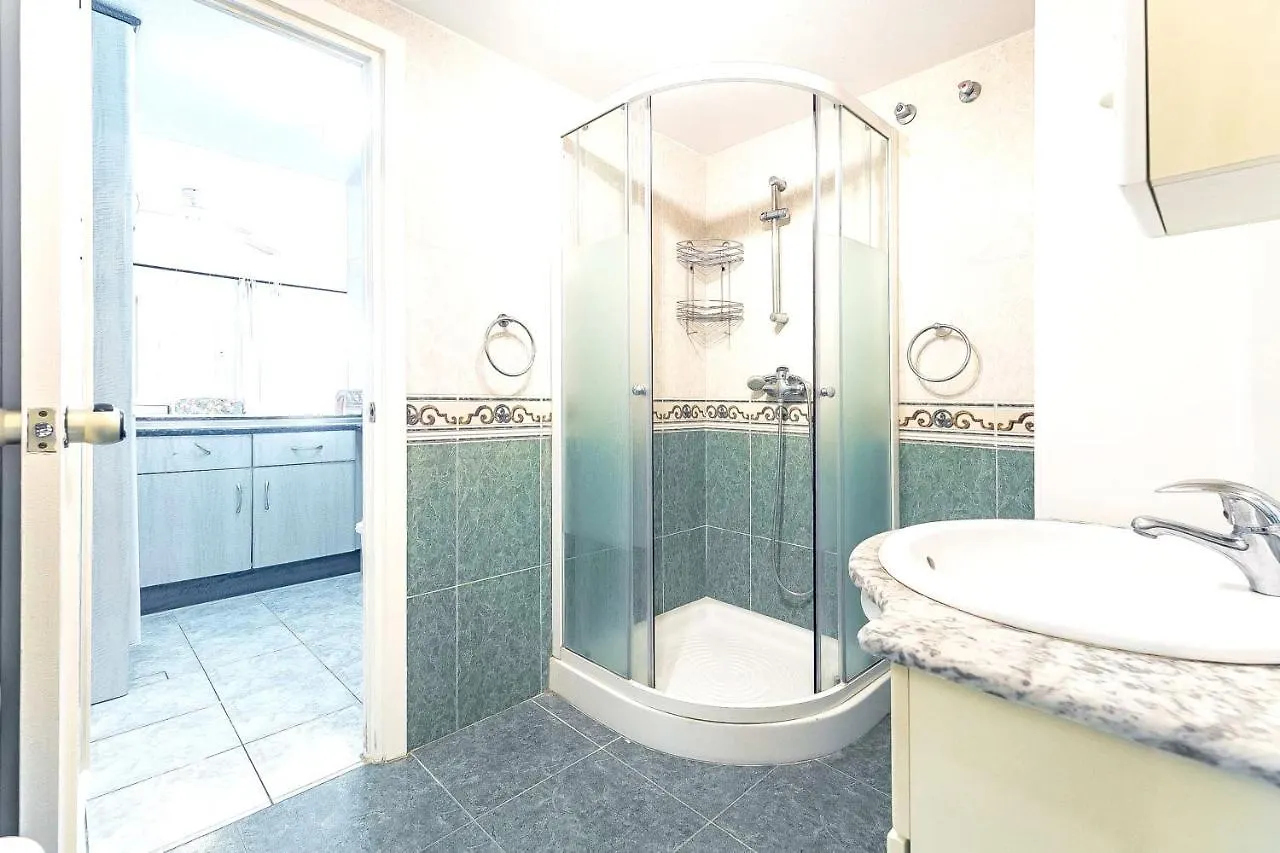 Beachfront Oasis: Sea View Apartment with Pool in Benalmadena