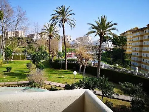 Beachfront Oasis: Sea View Apartment with Pool in Benalmadena