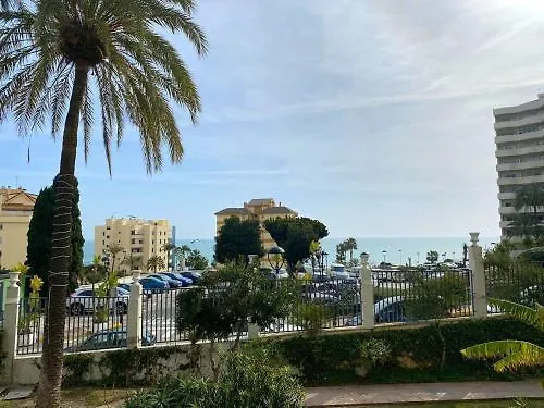 Beachfront Oasis: Sea View Apartment with Pool in Benalmadena